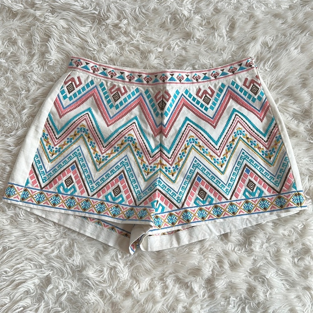 NWT Champagne & Strawberry (South Moon Under) embroidered shorts. Large